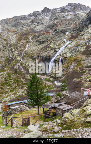 Bergerie et Cascade dans la Vallée de la Restonica Haute Corse 2 B Frankreich Stockfoto