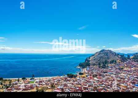 Blick von einem Hügel von Copacabana, Bolivien mit Titicaca-See im Hintergrund Stockfoto