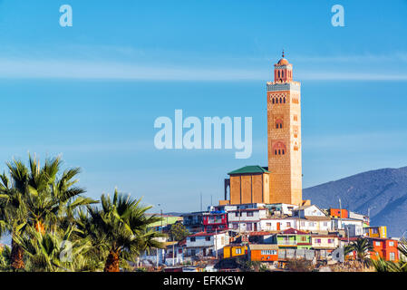 Moschee auf einem Hügel mit Häusern in Coquimbo, Chile Stockfoto