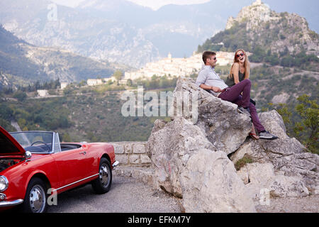 Paar sitzen warten auf Rettung mit einem aufgeschlüsselt Oldtimer in den französischen Bergen Stockfoto