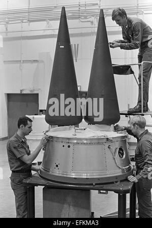 Ein Air Force Airman arbeiten an die Sprengköpfe eine LGM - 30G Minuteman III interkontinentalen ballistischen Raketen Malmstrom Air Force Base 1. Januar 1985 in Great Falls, Montana. Stockfoto