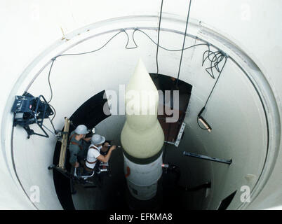 Ein Air Force Missile Wartung Airman Schrauben auf der Oberstufe einer LGM-30F Minuteman III interkontinentalen ballistischen Atomrakete in der Start-Silo auf der Whiteman Air Force Base 1. Januar 1980 in Drehknopf Noster, Missouri. Stockfoto