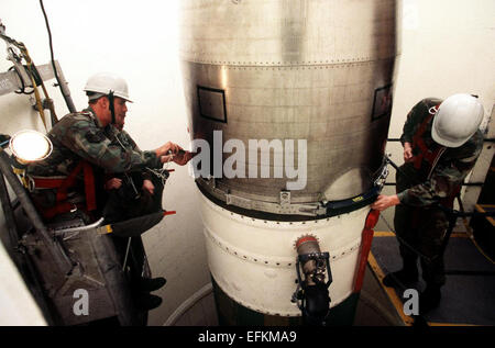 Ein Air Force-Piloten mit der 90. organisatorische Rakete Wartung Geschwader Schrauben auf der Oberstufe einer LGM - 30G Minuteman III interkontinentalen ballistischen Atomrakete in der Start-Silo auf Malmstrom Air Force Base 1. Januar 1995 in Great Falls, Montana. Stockfoto