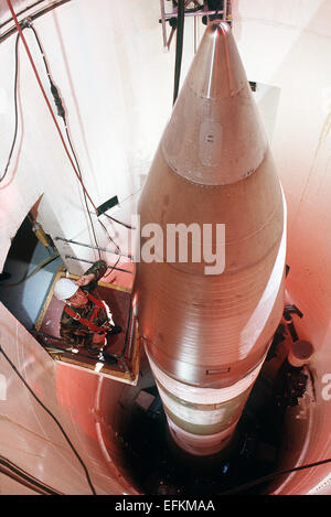 Eine Luftwaffe Flieger mit dem 321st organisatorischen Rakete Wartung Geschwader inspiziert eine LGM - 30G Minuteman III interkontinentale ballistische Atomrakete in der Start-Silo auf Malmstrom Air Force Base 1. Januar 1989 in Great Falls, Montana. Stockfoto