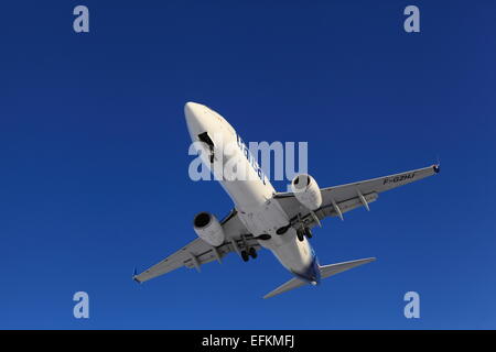 Boeing 737-800 C-GZHJ AirTransat im Endanflug an YOWOttawa 15. Januar 2015 in Kanada Stockfoto