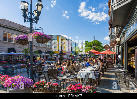 Restaurants auf DePasquale Square off Atwells Avenue, Federal Hill District, Providence, Rhode Island, USA Stockfoto