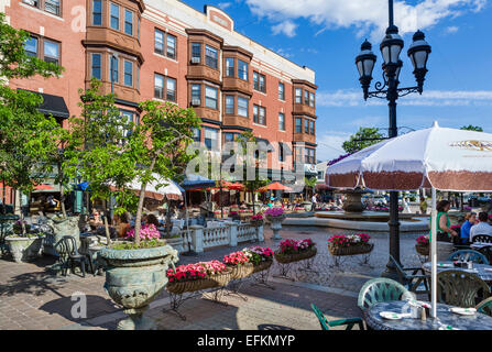 Restaurants auf DePasquale Square off Atwells Avenue, Federal Hill District, Providence, Rhode Island, USA Stockfoto