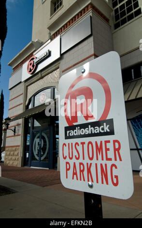 Ft. Worth, Texas, USA. 6. Februar 2015. 6. Februar 2015. Ein Radioshack Store befindet sich an der 7th Street in Fort Worth, wo das Unternehmen gegründet wurde. Radio Shack Corporation Insolvenzantrag in Bundesgericht am 5. Februar 2015 nach einer Anzahl von Jahren von Leistungseinbußen durch die Elektronik-Händler. © Ralph Lauer/ZUMA Draht/Alamy Live-Nachrichten Stockfoto