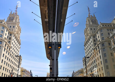 Reflexionen von Telefonica in der Gran Via Street, Madrid, Spanien Stockfoto