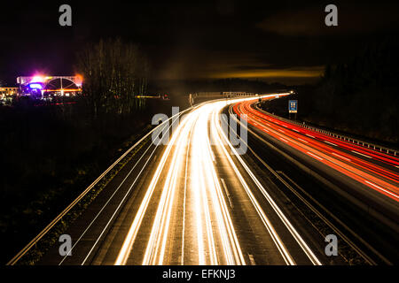 Lichtspuren auf einer deutschen Autobahn (Highway) an der Autobahn Ausfahrt Pfaffenhofen. Stockfoto