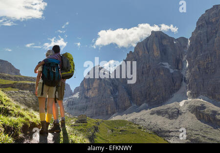 ruckansicht des wandern paar blick auf tal brentei hutte brenta dolomiten italien efknwy