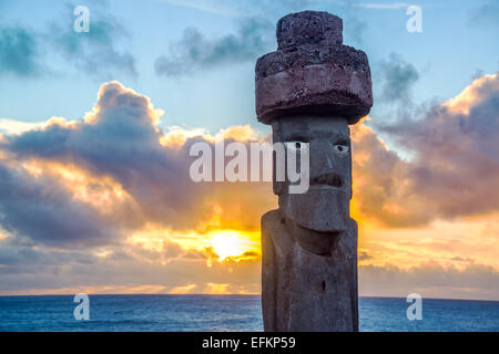 Ein Replikat Moai bei Sonnenuntergang auf der Osterinsel Stockfoto