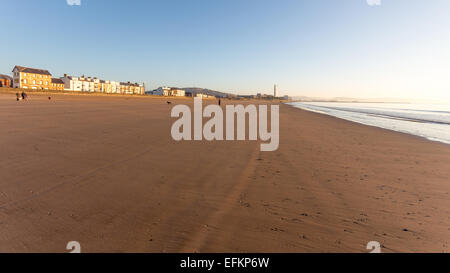 Die riesige Fläche von Sand am Strand Swansea, Südwales, mit nur Hälfte ein Dutzend Tierhalter an einem Wintertag mit. Stockfoto