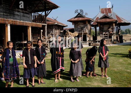 Junge Mädchen von Tai Dum, die ethnischen Minderheiten angehören, bekannt als "das Volk ohne Land", dessen Vorfahren aus Laos im Jahr 1905 tragen traditionelle schwarze Kleid in Tai Dam Dorf Ban Napanard in Ban Na Pa Nat, Tambon Khao Kaeo im nördlichen Teil der Provinz Loei Thailand gelegen hatte migriert Stockfoto