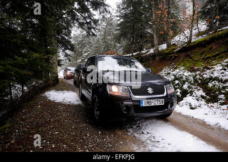 Ein Suzuki Jimny SUV-Fahrzeug fährt im Schnee in Tymfristos, einem Berg im östlichen Teil von Evrytania und im westlichen Teil von Phthiotis, Griechenland. Der Berg ist ein Teil des Pindus-Gebirges. Stockfoto