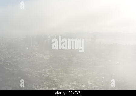 Morgendliche Aussicht von Twin Peaks Christmas Point, graue Advektion Nebel über San Francisco in Richtung Financial District Wolkenkratzer, USA Stockfoto