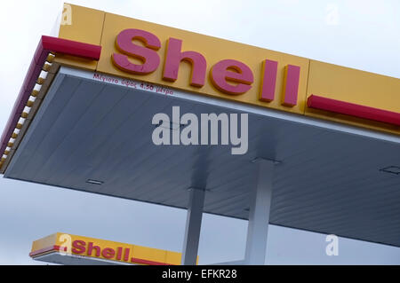 Shell Tankstelle in Griechenland. Royal Dutch Shell plc, die allgemein als Shell bezeichnet, ist ein holländisches Unternehmen mit Hauptsitz in den Niederlanden und im Vereinigten Königreich übernommen. Stockfoto