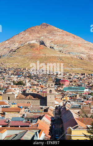 Ansicht des Cerro Rico, der Berg, der mit San Francisco Kirche sichtbar Potosi, Bolivien überragt Stockfoto