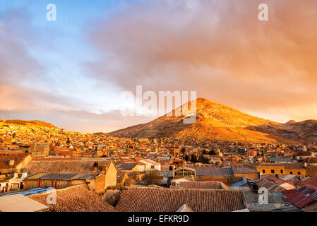 Potosi, Bolivien bei Sonnenuntergang mit Cerro Rico im Hintergrund Stockfoto