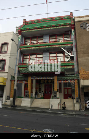 Blauer Himmel Porträt Chinesen sechs Firmen Gebäude, mit Eingang Schritte Obdachlosen, Stockton Street, Chinatown, San Francisco Stockfoto