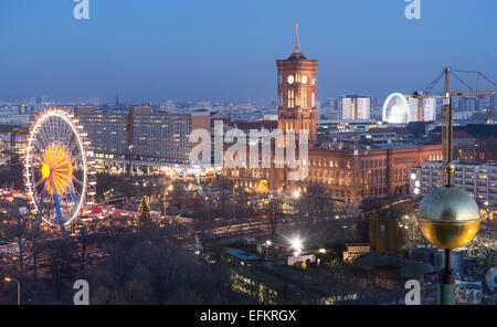 Panoramablick vom Kuppeldach, Rote Rathaus, Rotes Rathaus, Weihnachtsmarkt, Berlin, Deutschland Stockfoto