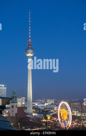 Blick vom Dach der Kuppel, Alex Fernsehturm, Riesenrad, Weihnachtsmarkt, Berlin, Deutschland Stockfoto