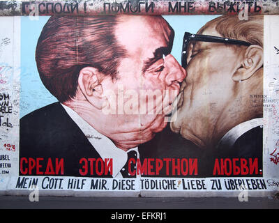 Der berühmteste Teil der Berliner Mauer. Der Kuss von Erich Honecker und Leonid Brezhnev, Präsidenten der DDR und UdSSR. Stockfoto