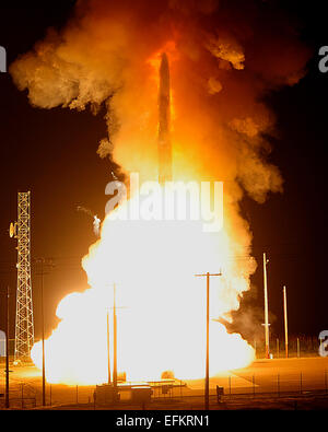 Eine Luftwaffe, die unbewaffnet LGM - 30 G Minuteman III interkontinentalen ballistischen Raketen, während eine Funktionsprüfung auf der Vandenberg Air Force Base 25. Februar 2013 in Vandenberg in Kalifornien gestartet wird. Stockfoto