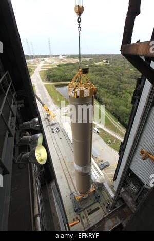 Eine United Launch Alliance Atlas V-Rakete, die Durchführung der Magnetospheric Multiscale Mission Satellit wird in Position bei Space Launch Complex 41 4. Februar 2015 in Cape Canaveral, Florida aufgehoben. Stockfoto