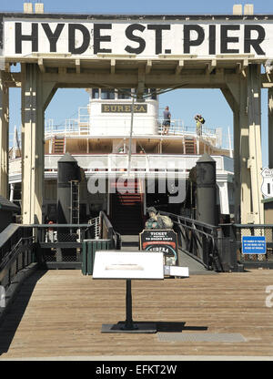 Blauer Himmel Porträt Hyde Street Pier Eingang zur historischen 1890 Eureka Paddel Fähre als Kassenhäuschen, San Francisco, USA Stockfoto