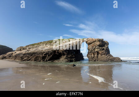 Bogen Sie in den Touristenort Playa de Las Catedrales, Strand der Kathedralen, Ribadeo. Galicien Stockfoto