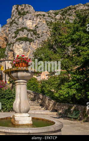 FontaineVillage von Moustiers Ste Marie, Alpes de Haute Provence, Parc Naturel Regional du Verdon, (Labellisé les plus beaux villages de France) Stockfoto