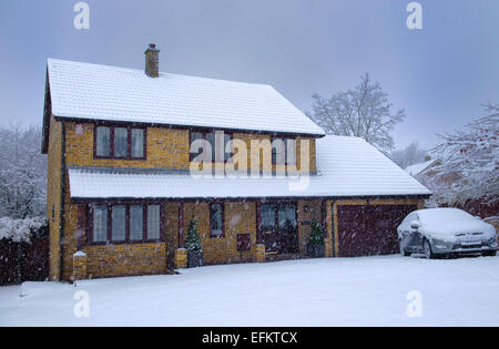 Tagesbild eines großen freistehenden Hauses im Executive-Stil mit 4 5 Schlafzimmern, das von Schnee bedeckt ist, Kent UK Stockfoto