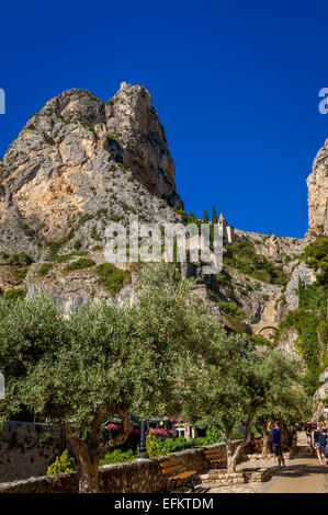 Dorf von Moustiers Ste Marie, Alpes de Haute Provence, Parc Naturel Regional du Verdon, (Labellisé les plus beaux villages de France) Stockfoto