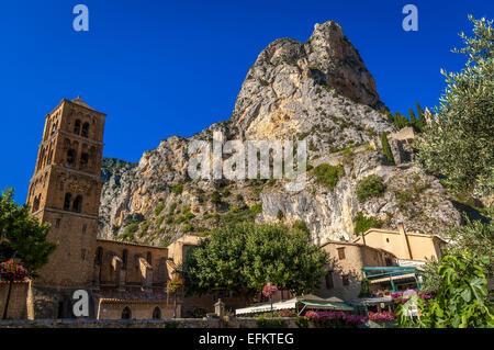 Dorf von Moustiers Ste Marie, Alpes de Haute Provence, Parc Naturel Regional du Verdon, (Labellisé les plus beaux villages de France) Stockfoto