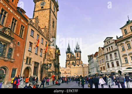 Der Altstädter Ring, Prag mit vielen architektonischen Stilen, einschließlich der gotischen Teynkirche und die barocke St.-Nikolaus-Kirche. Stockfoto