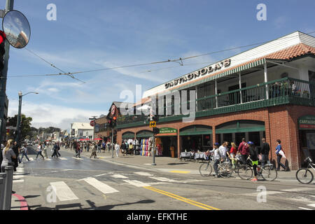 Blauer Himmelsblick, Blick nach Westen von Castagnola Restaurant, Menschen gehen, Jefferson Street, San Francisco, San Francisco Stockfoto