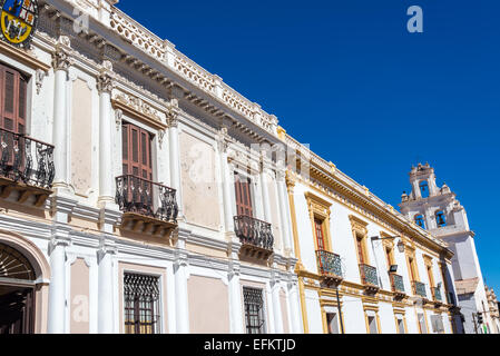 Reihe von weißen Kolonialbauten in Sucre, der weißen Stadt von Bolivien Stockfoto