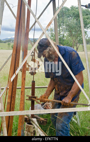 Mechaniker arbeiten auf eine ländliche Windmühle. Stockfoto