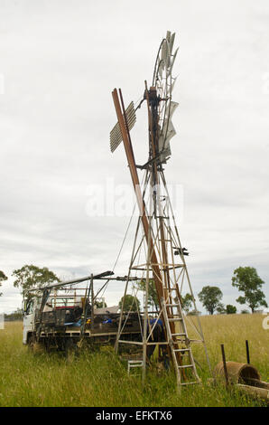 Mechaniker arbeiten auf eine ländliche Windmühle. Stockfoto