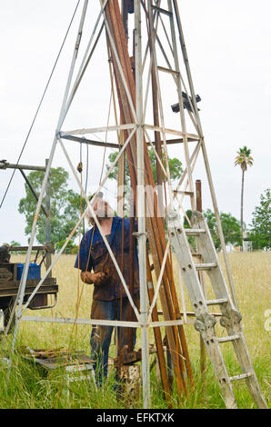 Mechaniker arbeiten auf eine ländliche Windmühle. Stockfoto