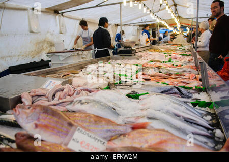 Fisch stand auf einem Markt in Amsterdam. Stockfoto