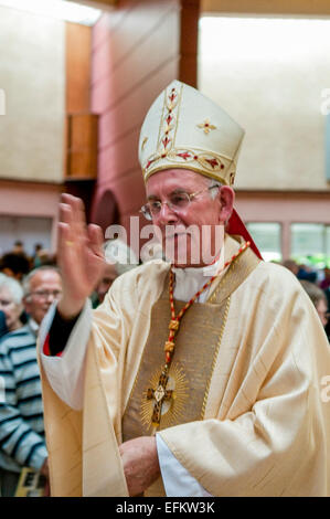 Erzbischof Sean Brady segnet die Gemeinde nach Mass in Knock, Irland Stockfoto