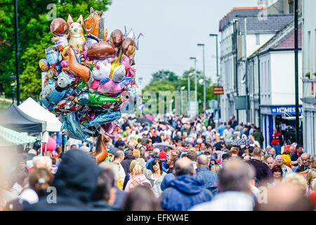 Tausende von Menschen stopfen in Ballycastle während der traditionelle Auld Lammas Fair. Stockfoto