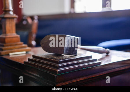 Holzhammer sitzt auf einem Tisch in einem Handwerk Lodge-Zimmer in einer freimaurerischen Halle. Stockfoto