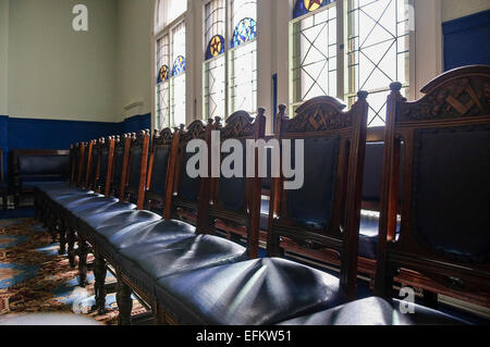 Leere Sitze in den Bastelraum einer Freimaurer-Halle. Stockfoto