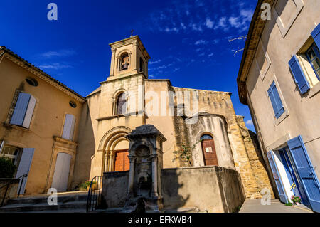 Église du village de Lourmarin et sa fontaine Luberon Provence Frankreich Stockfoto