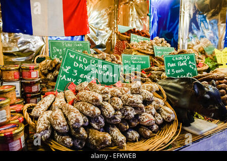 Verschiedene Würste und Chorizos zum Verkauf an einen französischen Marktstand Stockfoto