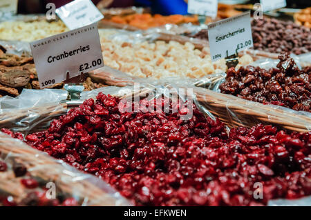 Getrocknete Cranberries und Sourcherries in Körben an einem Marktstand. Stockfoto