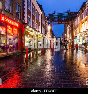 China Town, Gerrard Street bei Regen, London, UK Stockfoto